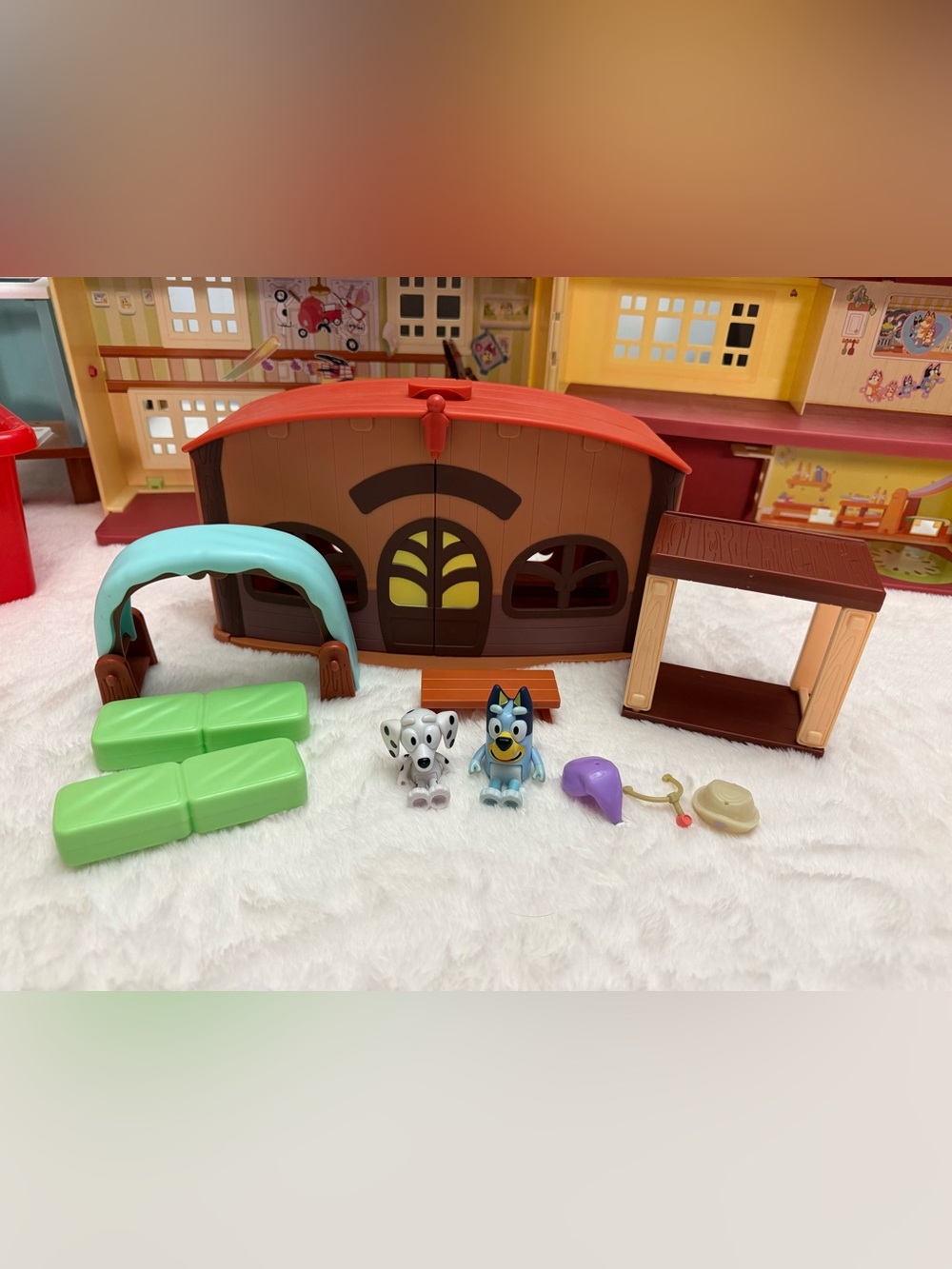 Bluey, School Friends Calypso's School, Chloe and Bluey 3 inch Figures & Playset